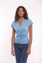 Carica l'immagine nel visualizzatore di Gallery, blusa con riprese - mimì muà - azzurro 2025