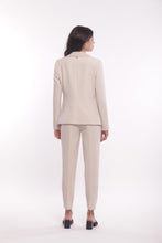 Carica l'immagine nel visualizzatore di Gallery, pantalone sigaretta con elastico dietro in tessuto tecnico - mimì muà - burro 2025