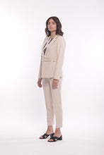 Carica l'immagine nel visualizzatore di Gallery, pantalone sigaretta con elastico dietro in tessuto tecnico - mimì muà - burro 2025