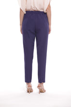 Carica l'immagine nel visualizzatore di Gallery, pantalone sigaretta con elastico dietro in tessuto tecnico - mimì muà - blu inchiostro 2025