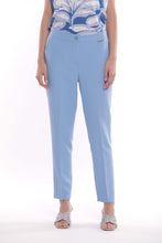 Carica l'immagine nel visualizzatore di Gallery, pantalone sigaretta con elastico dietro in tessuto tecnico - mimì muà - celeste 2025