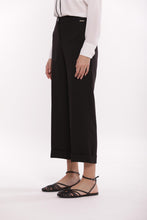 Carica l'immagine nel visualizzatore di Gallery, pantalone palazzo cropped in tessuto tecnico - mimì muà - nero 2025