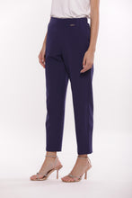 Carica l'immagine nel visualizzatore di Gallery, pantalone sigaretta con elastico dietro in tessuto tecnico - mimì muà - blu inchiostro 2025