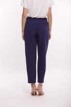 Carica l'immagine nel visualizzatore di Gallery, pantalone sigaretta con elastico dietro in tessuto tecnico - mimì muà - blu inchiostro 2025