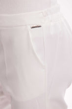 Carica l'immagine nel visualizzatore di Gallery, pantalone sigaretta con elastico dietro in tessuto tecnico - mimì muà - bianco 2025