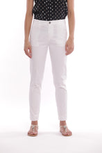 Carica l'immagine nel visualizzatore di Gallery, pantalone sigaretta in gabardina - mimì muà - bianco 2025