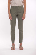 Carica l'immagine nel visualizzatore di Gallery, pantalone sigaretta in gabardina - mimì muà - verde militare - 2025