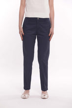 Carica l'immagine nel visualizzatore di Gallery, pantalone sigaretta in gabardina - mimì muà - blu 2025