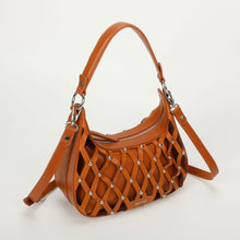 Carica l'immagine nel visualizzatore di Gallery, borsa a spalla effetto rete con borchie - mimì muà - cuoio