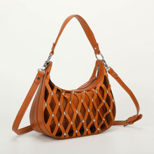 Carica l'immagine nel visualizzatore di Gallery, borsa a spalla effetto rete con borchie - mimì muà - cuoio