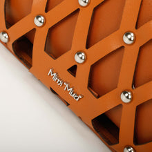 Carica l'immagine nel visualizzatore di Gallery, borsa a spalla effetto rete con borchie - mimì muà - cuoio