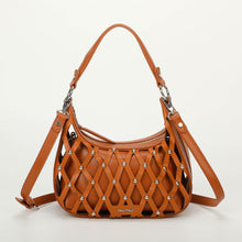 Carica l'immagine nel visualizzatore di Gallery, borsa a spalla effetto rete con borchie - mimì muà - cuoio