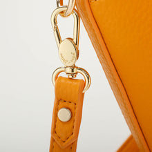 Carica l'immagine nel visualizzatore di Gallery, borsa a tracolla con chiusura a bottone - mimì muà - arancio