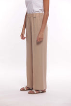Carica l'immagine nel visualizzatore di Gallery, pantalone palazzo in akumal con dettaglio a righe - mimì muà - cammello 2025
