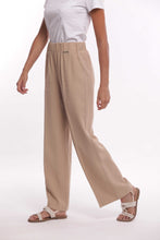 Carica l'immagine nel visualizzatore di Gallery, pantalone palazzo in akumal con dettaglio a righe - mimì muà - cammello 2025