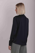 Carica l&#39;immagine nel visualizzatore di Gallery, blusa scollo a v effetto raso - mimì muà - nero
