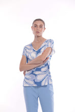 Carica l'immagine nel visualizzatore di Gallery, blusa scollo a V fantasia - mimì muà - bianco azzurro