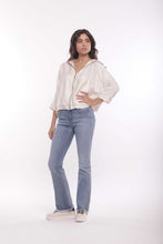 Carica l'immagine nel visualizzatore di Gallery, jeans flare con dettaglio su tasche - mimì muà - blu medio 2025
