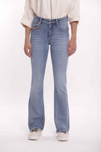 Carica l'immagine nel visualizzatore di Gallery, jeans flare con dettaglio su tasche - mimì muà - blu medio 2025