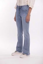 Carica l'immagine nel visualizzatore di Gallery, jeans flare con dettaglio su tasche - mimì muà - blu medio 2025