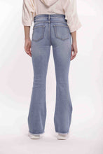 Carica l'immagine nel visualizzatore di Gallery, jeans flare con dettaglio su tasche - mimì muà - blu medio 2025