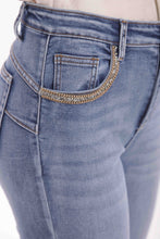 Carica l'immagine nel visualizzatore di Gallery, jeans flare con dettaglio su tasche - mimì muà - blu medio 2025