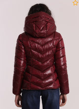 Carica l&#39;immagine nel visualizzatore di Gallery, piumino corto con motivo a v - mimì muà - burgundy
