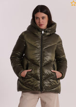 Carica l&#39;immagine nel visualizzatore di Gallery, piumino corto con cappuccio trama geometrica - mimì muà - verde militare
