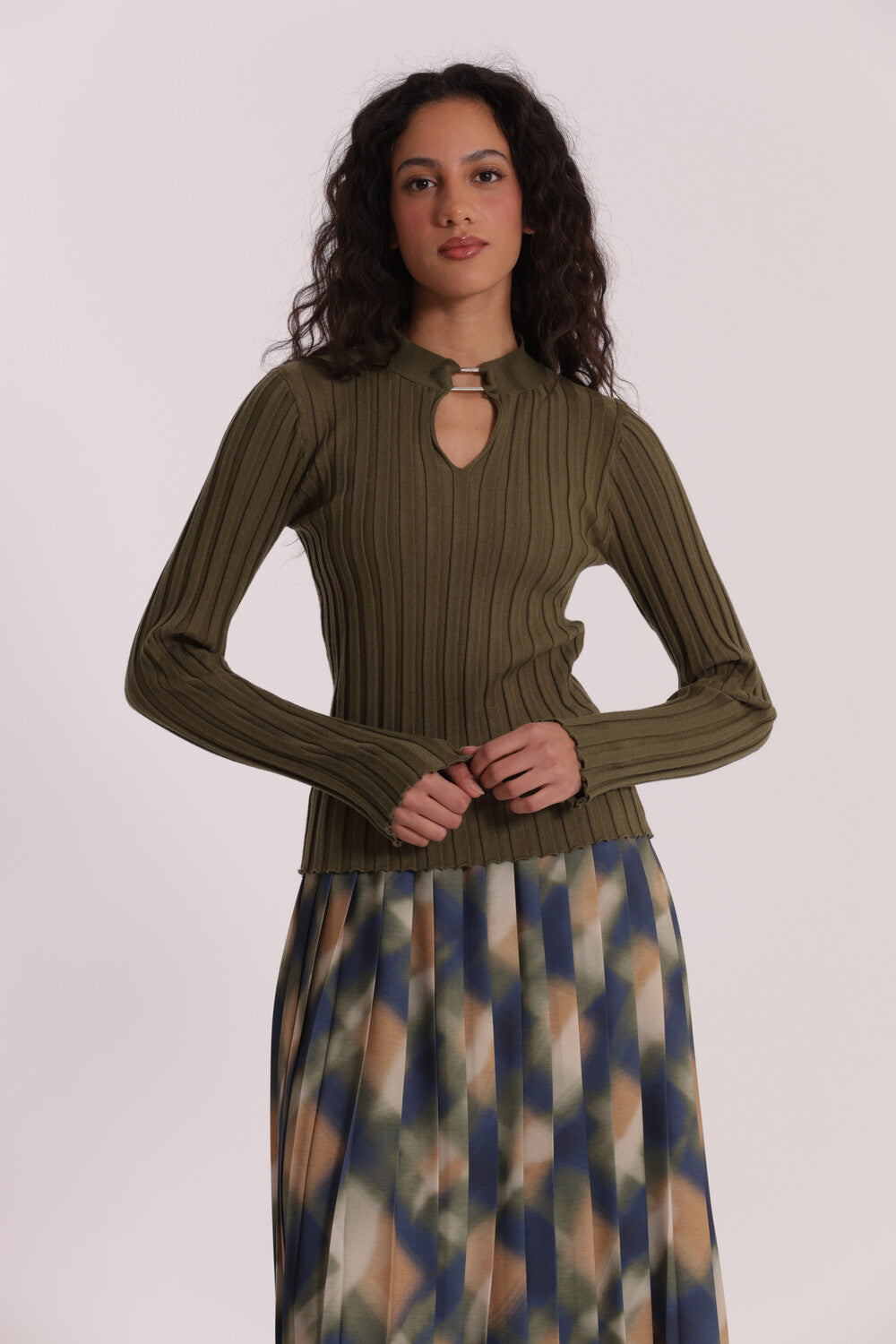 maglia scollo a goccia con accessorio metallico - mimì muà - verde militare