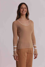 Carica l'immagine nel visualizzatore di Gallery, maglia scollo a V con dettaglio bicolor  - mimì muà - cammello
