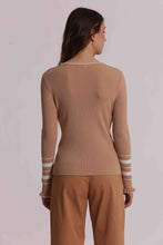 Carica l'immagine nel visualizzatore di Gallery, maglia scollo a V con dettaglio bicolor  - mimì muà - cammello
