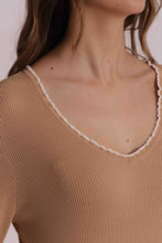 Carica l'immagine nel visualizzatore di Gallery, maglia scollo a V con dettaglio bicolor  - mimì muà - cammello
