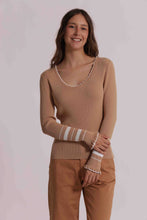 Carica l'immagine nel visualizzatore di Gallery, maglia scollo a V con dettaglio bicolor  - mimì muà - cammello
