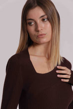 Carica l'immagine nel visualizzatore di Gallery, maglia con dettaglio cut out - mimì muà - moro
