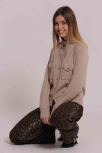 Carica l'immagine nel visualizzatore di Gallery, cardigan lupetto con tasche - mimì muà - beige chiaro
