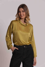 Carica l'immagine nel visualizzatore di Gallery, blusa over in raso di viscosa - mimì muà - senape
