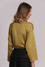 Carica l'immagine nel visualizzatore di Gallery, blusa over in raso di viscosa - mimì muà - senape
