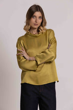 Carica l'immagine nel visualizzatore di Gallery, blusa over in raso di viscosa - mimì muà - senape
