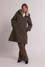 Carica l'immagine nel visualizzatore di Gallery, piumino lungo reversibile con coulisse - mimì muà -  verde militare
