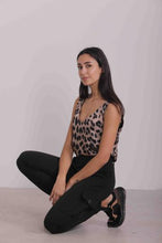 Carica l&#39;immagine nel visualizzatore di Gallery, top fantasia leopardata - mimì muà - nero cammello
