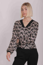Carica l&#39;immagine nel visualizzatore di Gallery, blusa scollo a v fantasia foglie - mimì muà - nero beige
