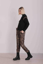 Carica l&#39;immagine nel visualizzatore di Gallery, pantalone con elastico dietro fantasia leopardata - mimì muà - nero cammello
