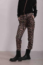 Carica l&#39;immagine nel visualizzatore di Gallery, pantalone con elastico dietro fantasia leopardata - mimì muà - nero cammello
