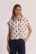 Carica l'immagine nel visualizzatore di Gallery, camicia maniche corte fantasia pois  - mimì muà - blu panna
