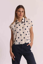 Carica l'immagine nel visualizzatore di Gallery, camicia maniche corte fantasia pois  - mimì muà - blu panna
