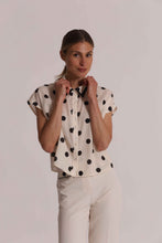 Carica l'immagine nel visualizzatore di Gallery, camicia maniche corte fantasia pois  - mimì muà - panna nero
