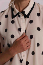 Carica l'immagine nel visualizzatore di Gallery, camicia maniche corte fantasia pois  - mimì muà - panna nero
