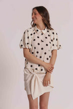 Carica l'immagine nel visualizzatore di Gallery, blusa con maniche a palloncino fantasia pois  - mimì muà - panna blu
