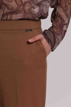 Carica l'immagine nel visualizzatore di Gallery, pantalone sigaretta con elastico dietro - mimì muà - cammello

