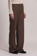 Carica l'immagine nel visualizzatore di Gallery, pantalone palazzo con elastico dietro - mimì muà - tortora
